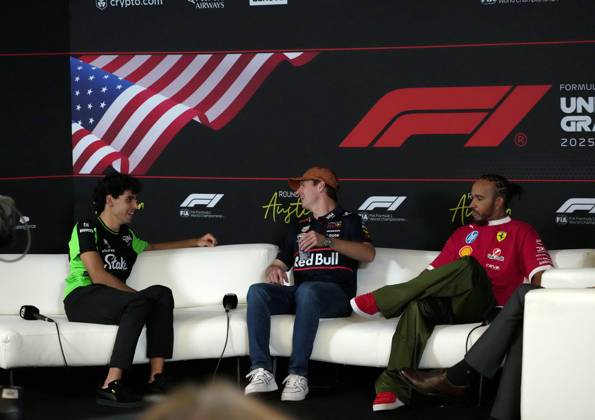 16.10.2025, Circuit of The Americas, Austin, FORMULA 1 MSC CRUISES UNITED STATES GRAND PRIX 2025 , im Bild Gabriel Bortoleto (BRA), Stake F1 Team Kick Sauber, Max Verstappen (NLD), Oracle Red Bull Racing, Lewis Hamilton (GBR), Scuderia Ferrari HP (Photo by Hasan Bratic DeFodi Images) 16 10 2025, Circuit of The Americas, Austin, FORMULA 1 MSC CRUISES UNITED STATES GRAND PRIX 2025 , pictured Gabriel Bortoleto BRA , Stake F1 Team Kick Sauber, Max Verstappen NLD , Oracle Red Bull Racing, Lewis Hamilton GBR , Scuderia Ferrari HP Photo by Hasan Bratic DeFodi Images