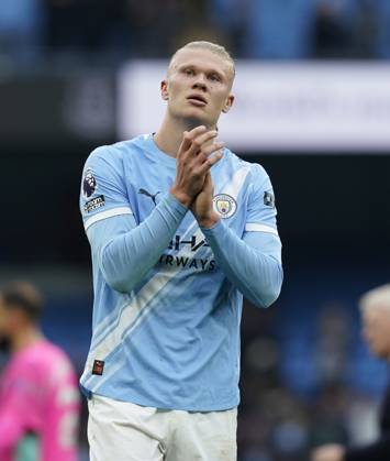 Manchester, England, 18th October 2025. Erling Haaland of Manchester City claps the fans at the final whistle during the Manchester City vs Everton Premier League match at the Etihad Stadium, Manchester. Picture credit should read: Andrew Yates Sportimage EDITORIAL USE ONLY. No use with unauthorised audio, video, data, fixture lists, club league logos or live services. Online in-match use limited to 120 images, no video emulation. No use in betting, games or single club league player publications. SPI_025_AY_MAN_CITY_EVERTON SPI-4220-0025