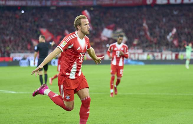 Harry Kane of FC Bayern München scores, shoots goal , Tor, Treffer, Torschuss, 1-0 celebrates his her goal, happy, laugh, celebration, in the match FC BAYERN MÜNCHEN - BORUSSIA DORTMUND on October 18, 2025 at Allianz Arena München, Germany. Season 2026 2026, 1.Bundesliga, FCB, matchday 7,