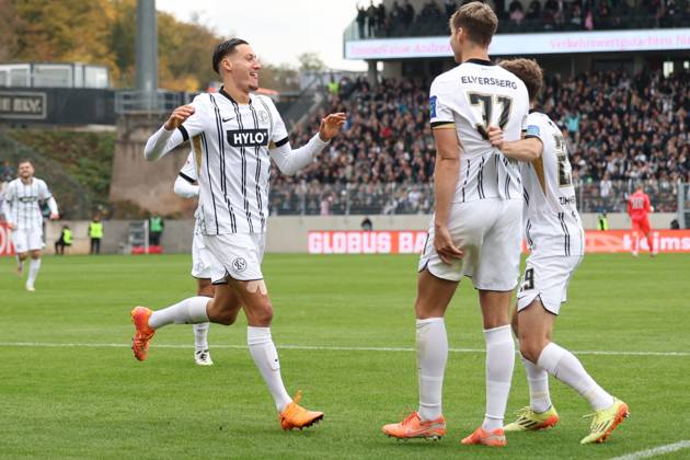 19.10.2025, xrekx, Fussball 2.Bundesliga, SV Elversberg - SpVgg Greuther Fuerth v.l. Torjubel nach dem Tor zum celebrating the goal celebrate 2:0 durch Younes Ebnoutalib (SV 07 Elversberg) (DFL DFB REGULATIONS PROHIBIT ANY USE OF PHOTOGRAPHS as IMAGE SEQUENCES and or QUASI-VIDEO) Elversberg