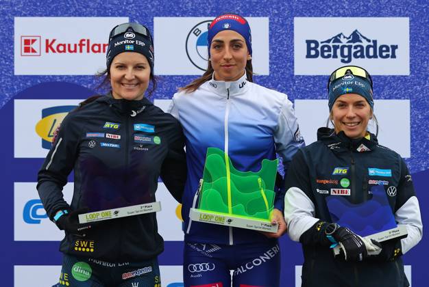 BIATHLON - Loop One Opening Festival MUNICH,GERMANY,19.OCT.25 - BIATHLON - Loop One Opening Festival. Image shows the rejoicing of Johanna Skottheim (SWE), Lisa Vittozzi (ITA) and Anna Magnusson (SWE).  GEPAxpictures xThomasxBachun