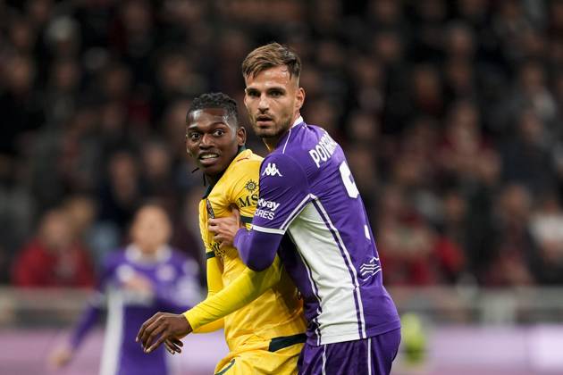 AC MilanÕs Rafael Leao fights for the ball with FiorentinaÕs Marin Pongracic during the Serie A soccer match between Milan and Fiorentina at the San Siro Stadium in Milan, Italy - October 19, 2025. - Soccer  Copyright: xFabioxFerrari LaPressex