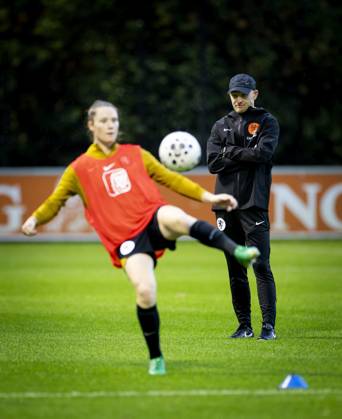 ZEIST - National coach Arjan Veurink during the Dutch women s national football team s training session. The Dutch women are preparing for the friendly against Poland. ANP KOEN VAN WEEL xVIxANPxSportx xxANPxIVx 539795070 originalFilename: 539795070