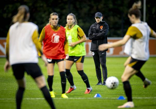 ZEIST - National coach Arjan Veurink during the Dutch women s national football team s training session. The Dutch women are preparing for the friendly against Poland. ANP KOEN VAN WEEL xVIxANPxSportx xxANPxIVx 539795444 originalFilename: 539795444