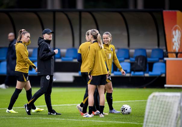 ZEIST - National coach Arjan Veurink during the Dutch women s national football team s training session. The Dutch women are preparing for the friendly against Poland. ANP KOEN VAN WEEL xVIxANPxSportx xxANPxIVx 539796100 originalFilename: 539796100