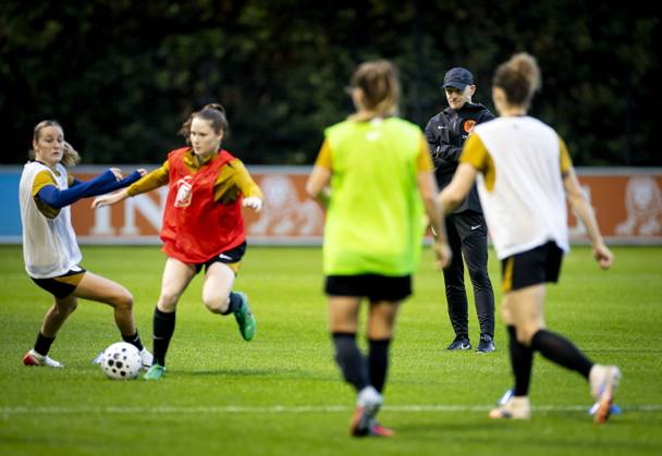 ZEIST - National coach Arjan Veurink during the Dutch women s national football team s training session. The Dutch women are preparing for the friendly against Poland. ANP KOEN VAN WEEL xVIxANPxSportx xxANPxIVx 539797310 originalFilename: 539797310