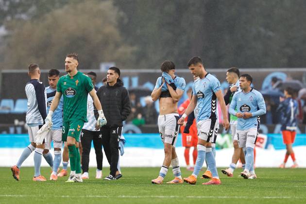 Celta team group, Mannschaftsbild, Totale (Celta), OCTOBER 19, 2025 - Football Soccer : Celta team players disappointed with the draw after Spanish La Liga EA Sports match between RC Celta de Vigo - Real Sociedad at the Estadio Abanca Balaidos in Vigo, Spain. Noxthirdxpartyxsales aflo_307494172