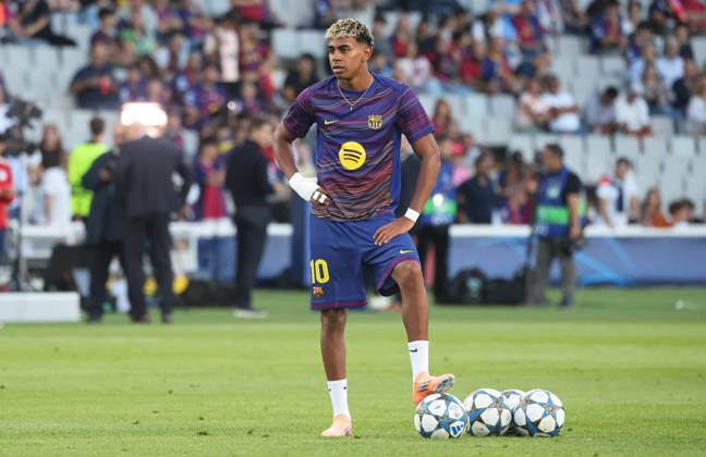 FC Barcelona, Barca v Olympiacos FC - UEFA Champions League 2025 26 League Phase MD3 Lamine Yamal trains during the match between FC Barcelona and Olympiacos FC, corresponding to Matchday 3 of the League phase of the UEFA Champions League, at the Lluis Companys Stadium in Barcelona, Spain, on October 21, 2025. Barcelona Barcelona Spain Copyright: xUrbanandsportx originalFilename:urbanandsport-fcbarcel251021_npotp