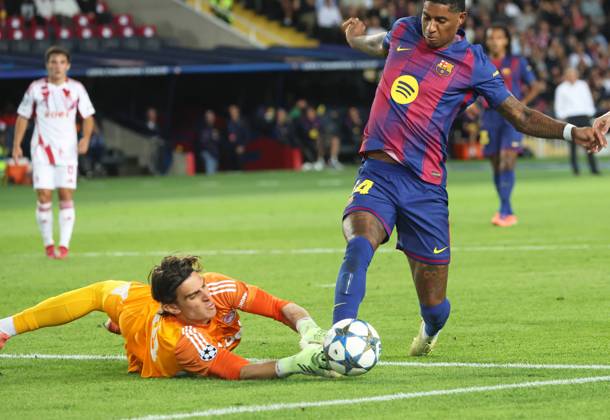 FC Barcelona, Barca v Olympiacos FC - UEFA Champions League 2025 26 League Phase MD3 Konstantinos Tzolakis commits a penalty on Marcus Rashford during the match between FC Barcelona and Olympiacos FC, corresponding to Matchday 3 of the League phase of the UEFA Champions League, played at the Lluis Companys Stadium in Barcelona, Spain, on October 21, 2025. Barcelona Barcelona Spain Copyright: xUrbanandsportx originalFilename:urbanandsport-fcbarcel251021_npz3d