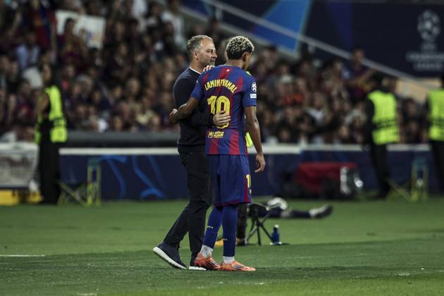 FC Barcelona, Barca v Olympiacos FC - UEFA Champions League 2025 26 League Phase MD3 Hansi Flick, coach of FC Barcelona, talks with Lamine Yamal of FC Barcelona during the UEFA Champions League 2025 26 League match between FC Barcelona and Olympiacos FC at Estadi Olimpic Lluis Companys in Barcelona, Spain, on October 21, 2025. Barcelona Spain Copyright: xGongorax originalFilename:bonilla-fcbarcel251021_np1mg