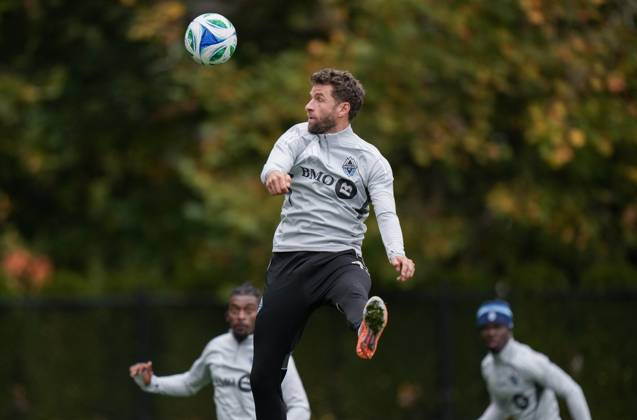 October 22, 2025, Vancouver, Bc, CANADA: Vancouver Whitecaps Thomas Muller jumps for a ball as it goes over his head during MLS, Fussball Herren, USA soccer practice, in Vancouver, on Wednesday, Oct. 22, 2025. The Whitecaps will start their post-season run Sunday when they begin a best-of-three first-round series against FC Dallas in Vancouver. Canada News - October 22, 2025 - ZUMA Oct 20251022_zaf_c35_079 Copyright: xDarrylxDyckx