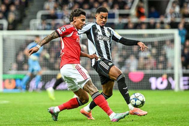 Newcastle United v Benfica UEFA Champions League Jacob Ramsey of Newcastle United looks to block Richard Rios of Benfica™s pass during the UEFA Champions League match at St. James s Park, Newcastle UK Newspapers OUT Copyright: xJamiexJohnstonx FIL-22383-0270