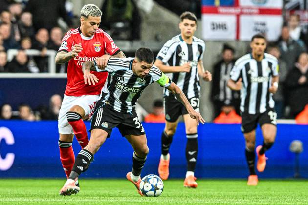 Newcastle United v Benfica UEFA Champions League Bruno Guimaraes of Newcastle United and Enzo Barrenechea of Benfica battle for the ball during the UEFA Champions League match at St. James s Park, Newcastle UK Newspapers OUT Copyright: xJamiexJohnstonx FIL-22383-0240