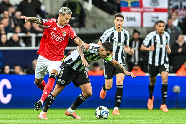 Newcastle United v Benfica UEFA Champions League Bruno Guimaraes of Newcastle United and Enzo Barrenechea of Benfica battle for the ball during the UEFA Champions League match at St. James s Park, Newcastle UK Newspapers OUT Copyright: xJamiexJohnstonx FIL-22383-0241