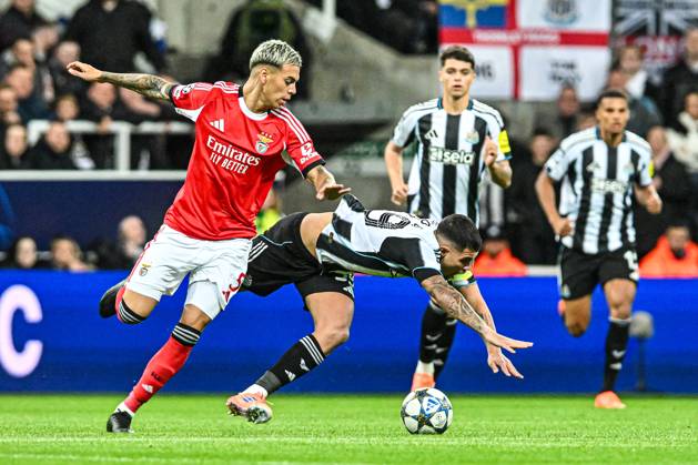 Newcastle United v Benfica UEFA Champions League Bruno Guimaraes of Newcastle United and Enzo Barrenechea of Benfica battle for the ball during the UEFA Champions League match at St. James s Park, Newcastle UK Newspapers OUT Copyright: xJamiexJohnstonx FIL-22383-0242