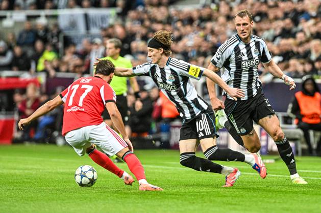 Newcastle United v Benfica UEFA Champions League Anthony Gordon of Newcastle United and Amar Dedic of Benfica during the UEFA Champions League match at St. James s Park, Newcastle UK Newspapers OUT Copyright: xJamiexJohnstonx FIL-22383-0243