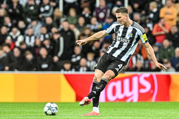 Newcastle United v Benfica UEFA Champions League Sven Botman of Newcastle United passes the ball during the UEFA Champions League match at St. James s Park, Newcastle UK Newspapers OUT Copyright: xJamiexJohnstonx FIL-22383-0245