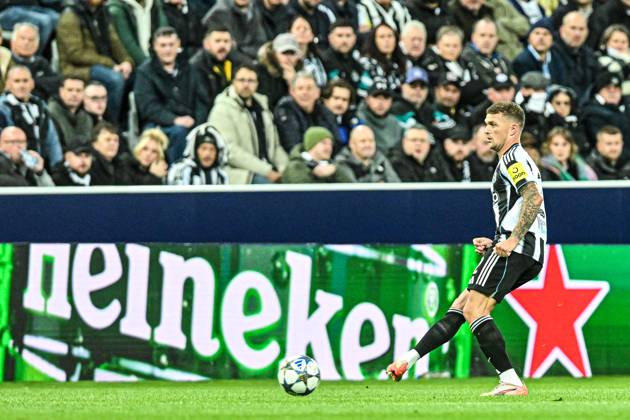 Newcastle United v Benfica UEFA Champions League Kieran Trippier of Newcastle United passes the ball during the UEFA Champions League match at St. James s Park, Newcastle UK Newspapers OUT Copyright: xJamiexJohnstonx FIL-22383-0263