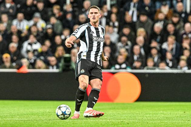 Newcastle United v Benfica UEFA Champions League Sven Botman of Newcastle United passes the ball during the UEFA Champions League match at St. James s Park, Newcastle UK Newspapers OUT Copyright: xJamiexJohnstonx FIL-22383-0264
