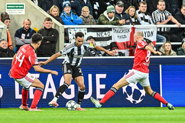 Newcastle United v Benfica UEFA Champions League Jacob Murphy of Newcastle United and Fredrik Aursnes and Tomas Araujo of Benfica during the UEFA Champions League match at St. James s Park, Newcastle UK Newspapers OUT Copyright: xJamiexJohnstonx FIL-22383-0249