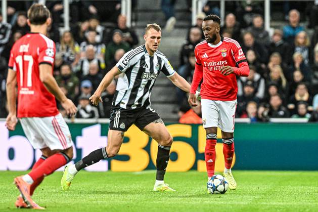 Newcastle United v Benfica UEFA Champions League Dodi Lukebakio of Benfica and Dan Burn of Newcastle United during the UEFA Champions League match at St. James s Park, Newcastle UK Newspapers OUT Copyright: xJamiexJohnstonx FIL-22383-0251