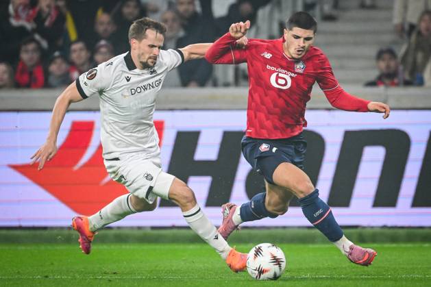 October 23, 2025, Villeneuve-D ascq, France, France: Tomasz KEDZIORA of PAOK and Matias FERNANDEZ-PARDO of Lille during the UEFA Europa League, League Phase MD3 match between Lille OSC (LOSC) and PAOK FC at Pierre Mauroy Stadium on October 23, 2025 in Villeneuve-d Ascq near Lille, France. Villeneuve-D ascq France - ZUMAm308 20251023_zsp_m308_006 Copyright: xMatthieuxMirvillex