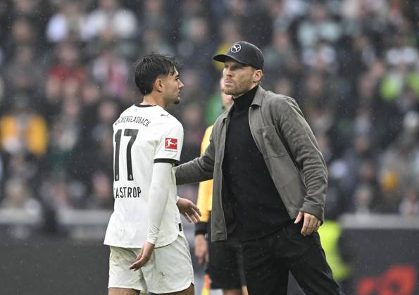 v.l. Jens Castrop (Bor. Mönchengladbach), Trainer Eugen Polanski (Bor. Mönchengladbach) nach der Roten Karte Fussball 1. Bundesliga, 8.Spieltag, Borussia Moenchengladbach - Bayern Muenchen, am 25.10.2025 in Moenchengladbach Deutschland. DFL regulations prohibit any use of photographs as image sequences and or quasi-video Â
