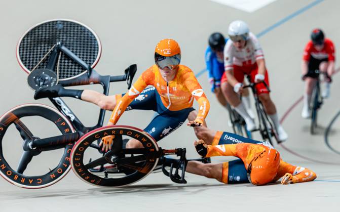 2025 Tissot UCI Track World Championships Picture by Alex Whitehead SWpix.com - 25 10 2025 - Cycling - 2025 Tissot UCI Track World Championships - Velodromo Penalolà n, Santiago, Chile - Women™s Madison - Lorena Wiebes (right) and Lisa van Belle (left) of the Netherlands crash during a handsling changeover. Santiago Velodromo Parque Penalolà n Chile Copyright: x xSWpix.comx(t axPhotographyxHubxLtd)xAlexxWhitehead SWpix.comx SWP-3030-11713
