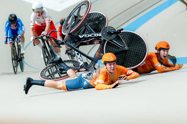 2025 Tissot UCI Track World Championships Picture by Alex Whitehead SWpix.com - 25 10 2025 - Cycling - 2025 Tissot UCI Track World Championships - Velodromo Penalolà n, Santiago, Chile - Women™s Madison - Lorena Wiebes (right) and Lisa van Belle (left) of the Netherlands crash during a handsling changeover. Santiago Velodromo Parque Penalolà n Chile Copyright: x xSWpix.comx(t axPhotographyxHubxLtd)xAlexxWhitehead SWpix.comx SWP-3030-11716