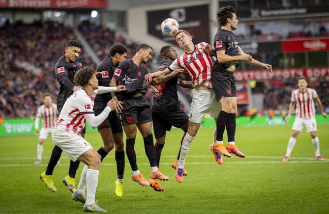 Sport Bilder des Tages Leverkusen, Germany. 26th Oct 2025. . Matthias Ginter (Freiburg) Derry Scherhant (Freiburg) Equi Fernandez (Leverkusen) Jarell Quansah (Leverkusen) Arthur (Leverkusen) Christian Kofane (Leverkusen) Jonas Hofmann (Leverkusen) Bayer Leverkusen - SC Freiburg 26.10.2025