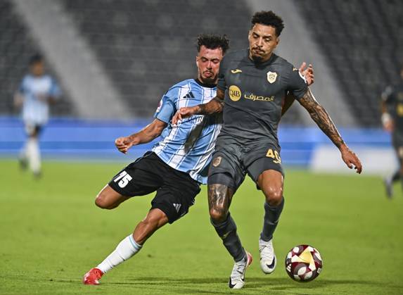 AL WAKRAH SC V AL RAYYAN SC-DOHA BANK STARS LEAGUE QATAR Zouhzouh El Amine (L) of Al-Wakrah SC and Gregore De Magalhaes Favero of Al Rayyan SC in action during the Doha Bank Stars League Qatar match between Al Wakrah SC and Al Rayyan SC at Saoud Bin Abdulrahman Stadium in Doha, Qatar, on October 26, 2025. DOHA Qatar Copyright: xNOUSHADx