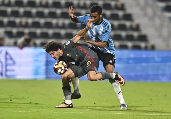 AL WAKRAH SC V AL RAYYAN SC-DOHA BANK STARS LEAGUE QATAR Almahdi Ali Mukhtar (R) of Al-Wakrah SC and Ahmed Alaaeildin Abdelmotaal of Al Rayyan SC in action during the Doha Bank Stars League Qatar match between Al Wakrah SC and Al Rayyan SC at Saoud Bin Abdulrahman Stadium in Doha, Qatar, on October 26, 2025. DOHA Qatar Copyright: xNOUSHADx