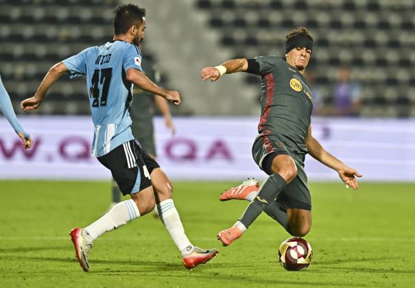 AL WAKRAH SC V AL RAYYAN SC-DOHA BANK STARS LEAGUE QATAR Fahad Waad Al-Bayati (L) of Al-Wakrah SC and Andre Amaro of Al Rayyan SC in action during the Doha Bank Stars League Qatar match between Al Wakrah SC and Al Rayyan SC at Saoud Bin Abdulrahman Stadium in Doha, Qatar, on October 26, 2025. DOHA Qatar Copyright: xNOUSHADx