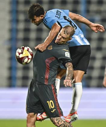 AL WAKRAH SC V AL RAYYAN SC-DOHA BANK STARS LEAGUE QATAR Hamdy Fathy Abdel Fattah (R) of Al-Wakrah SC and Roger Krug Guedes of Al Rayyan SC in action during the Doha Bank Stars League Qatar match between Al Wakrah SC and Al Rayyan SC at Saoud Bin Abdulrahman Stadium in Doha, Qatar, on October 26, 2025. DOHA Qatar Copyright: xNOUSHADx