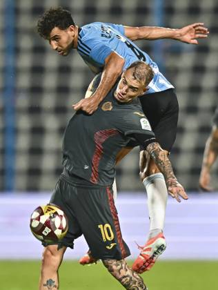 AL WAKRAH SC V AL RAYYAN SC-DOHA BANK STARS LEAGUE QATAR Hamdy Fathy Abdel Fattah (R) of Al-Wakrah SC and Roger Krug Guedes of Al Rayyan SC in action during the Doha Bank Stars League Qatar match between Al Wakrah SC and Al Rayyan SC at Saoud Bin Abdulrahman Stadium in Doha, Qatar, on October 26, 2025. DOHA Qatar Copyright: xNOUSHADx