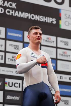 2025 Tissot UCI Track World Championships Picture by Alex Whitehead SWpix.com - 26 10 2025 - Cycling - 2025 Tissot UCI Track World Championships - Velodromo PenalolÃ n, Santiago, Chile - Men s Sprint Podium - Matthew Richardson (Great Britain) receiving the Silver Medal Copyright: x xSWpix.comx(t axPhotographyxHubxLtd)xAlexxWhitehead SWpix.comx SWP-3030-12035