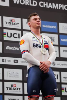 2025 Tissot UCI Track World Championships Picture by Alex Whitehead SWpix.com - 26 10 2025 - Cycling - 2025 Tissot UCI Track World Championships - Velodromo PenalolÃ n, Santiago, Chile - Men s Sprint Podium - Matthew Richardson (Great Britain) receiving the Silver Medal Copyright: x xSWpix.comx(t axPhotographyxHubxLtd)xAlexxWhitehead SWpix.comx SWP-3030-12036