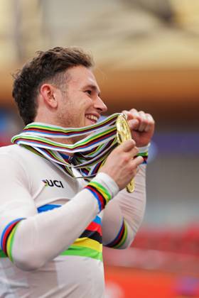 2025 Tissot UCI Track World Championships Picture by Alex Whitehead SWpix.com - 26 10 2025 - Cycling - 2025 Tissot UCI Track World Championships - Velodromo PenalolÃ n, Santiago, Chile - Men s Sprint Podium - Harrie Lavreysen (Netherlands) with the 4 Gold Medals he has won at the 2025 Tissot UCI Track World Championships Copyright: x xSWpix.comx(t axPhotographyxHubxLtd)xAlexxWhitehead SWpix.comx SWP-3030-12039