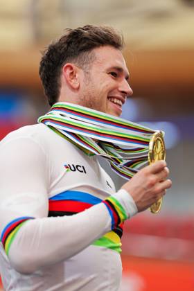 2025 Tissot UCI Track World Championships Picture by Alex Whitehead SWpix.com - 26 10 2025 - Cycling - 2025 Tissot UCI Track World Championships - Velodromo PenalolÃ n, Santiago, Chile - Men s Sprint Podium - Harrie Lavreysen (Netherlands) with the 4 Gold Medals he has won at the 2025 Tissot UCI Track World Championships Copyright: x xSWpix.comx(t axPhotographyxHubxLtd)xAlexxWhitehead SWpix.comx SWP-3030-12040