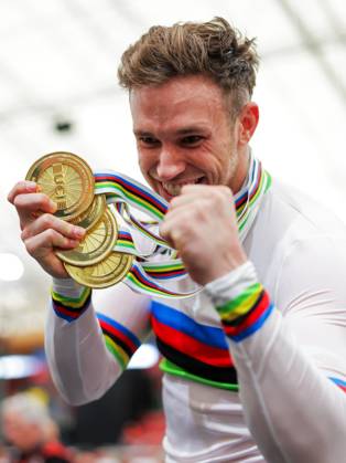 2025 Tissot UCI Track World Championships Picture by Alex Whitehead SWpix.com - 26 10 2025 - Cycling - 2025 Tissot UCI Track World Championships - Velodromo PenalolÃ n, Santiago, Chile - Men s Sprint Podium - Harrie Lavreysen (Netherlands) with the 4 Gold Medals he has won at the 2025 Tissot UCI Track World Championships Copyright: x xSWpix.comx(t axPhotographyxHubxLtd)xAlexxWhitehead SWpix.comx SWP-3030-12048