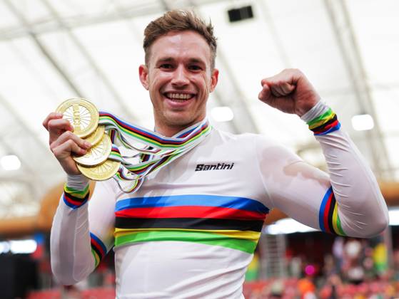2025 Tissot UCI Track World Championships Picture by Alex Whitehead SWpix.com - 26 10 2025 - Cycling - 2025 Tissot UCI Track World Championships - Velodromo PenalolÃ n, Santiago, Chile - Men s Sprint Podium - Harrie Lavreysen (Netherlands) with the 4 Gold Medals he has won at the 2025 Tissot UCI Track World Championships Copyright: x xSWpix.comx(t axPhotographyxHubxLtd)xAlexxWhitehead SWpix.comx SWP-3030-12049