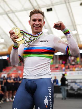 2025 Tissot UCI Track World Championships Picture by Alex Whitehead SWpix.com - 26 10 2025 - Cycling - 2025 Tissot UCI Track World Championships - Velodromo PenalolÃ n, Santiago, Chile - Men s Sprint Podium - Harrie Lavreysen (Netherlands) with the 4 Gold Medals he has won at the 2025 Tissot UCI Track World Championships Copyright: x xSWpix.comx(t axPhotographyxHubxLtd)xAlexxWhitehead SWpix.comx SWP-3030-12050