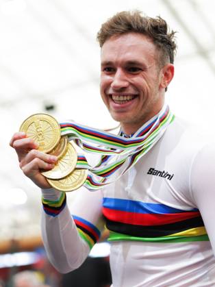 2025 Tissot UCI Track World Championships Picture by Alex Whitehead SWpix.com - 26 10 2025 - Cycling - 2025 Tissot UCI Track World Championships - Velodromo PenalolÃ n, Santiago, Chile - Men s Sprint Podium - Harrie Lavreysen (Netherlands) with the 4 Gold Medals he has won at the 2025 Tissot UCI Track World Championships Copyright: x xSWpix.comx(t axPhotographyxHubxLtd)xAlexxWhitehead SWpix.comx SWP-3030-12054