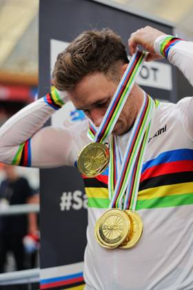 2025 Tissot UCI Track World Championships Picture by Alex Whitehead SWpix.com - 26 10 2025 - Cycling - 2025 Tissot UCI Track World Championships - Velodromo PenalolÃ n, Santiago, Chile - Men s Sprint Podium - Harrie Lavreysen (Netherlands) with the 4 Gold Medals he has won at the 2025 Tissot UCI Track World Championships Copyright: x xSWpix.comx(t axPhotographyxHubxLtd)xAlexxWhitehead SWpix.comx SWP-3030-12052