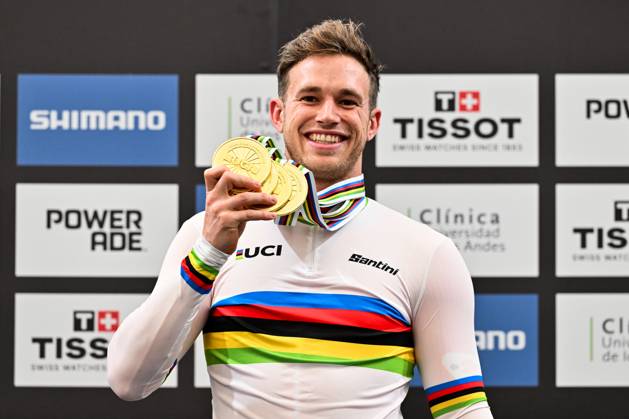 2025 Tissot UCI Track World Championships Picture by Simon Wilkinson SWpix.com - 26 10 2025 - Cycling - 2025 Tissot UCI Track World Championships - Velodromo PenalolÃ n, Santiago, Chile - Men s Sprint Podium - Harrie Lavreysen (Netherlands) with the 4 Gold Medals he has won at the 2025 Tissot UCI Track World Championships Copyright: x xSWpix.comx(t axPhotographyxHubxLtd)xSimonxWilkinson SWpix.comx SWP-3030-12045