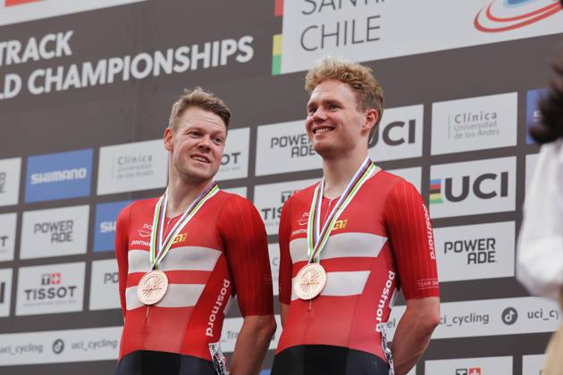 2025 Tissot UCI Track World Championships Picture by Alex Whitehead SWpix.com - 26 10 2025 - Cycling - 2025 Tissot UCI Track World Championships - Velodromo PenalolÃ n, Santiago, Chile - Men s Madison Podium - Niklas Larsen (Denmark) and Lasse Leth (Denmark) receiving the Bronze Medal Copyright: x xSWpix.comx(t axPhotographyxHubxLtd)xAlexxWhitehead SWpix.comx SWP-3030-12055