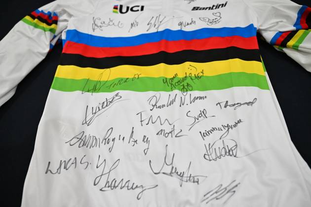 2025 Tissot UCI Track World Championships Picture by Simon Wilkinson SWpix.com - 26 10 2025 - Cycling - 2025 Tissot UCI Track World Championships - Velodromo PenalolÃ n, Santiago, Chile - Men s Madison Podium - The Jersey signed by all the 2025 Tissot UCI Track World Champions Copyright: x xSWpix.comx(t axPhotographyxHubxLtd)xSimonxWilkinson SWpix.comx SWP-3030-12068