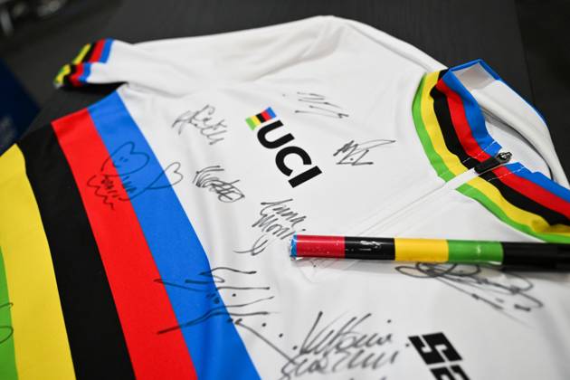 2025 Tissot UCI Track World Championships Picture by Simon Wilkinson SWpix.com - 26 10 2025 - Cycling - 2025 Tissot UCI Track World Championships - Velodromo PenalolÃ n, Santiago, Chile - Men s Madison Podium - The Jersey signed by all the 2025 Tissot UCI Track World Champions Copyright: x xSWpix.comx(t axPhotographyxHubxLtd)xSimonxWilkinson SWpix.comx SWP-3030-12069