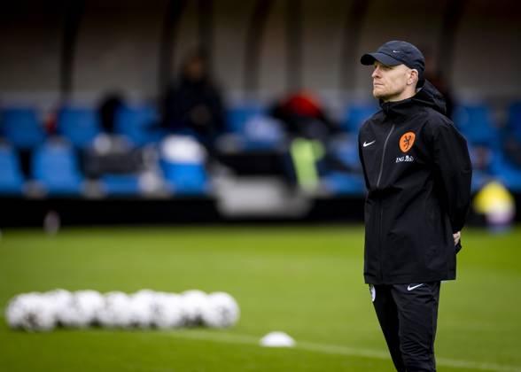 ZEIST - National coach Arjan Veurink during a training session. The Dutch team is preparing for the friendly against Canada. ANP KOEN VAN WEEL xVIxANPxSportx xxANPxIVx 540461761 originalFilename: 540461761