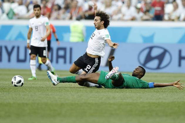 Saudi Arabia v Egypt : Group A - 2018 FIFA World Cup, WM, Weltmeisterschaft, Fussball Russia VOLGOGRAD, RUSSIA - JUNE 25 : Amr Warda (L) of Egypt in action against Motaz Hawsawi (R) of Saudi Arabia during the 2018 FIFA World Cup Russia Group A match between Saudi Arabia and Egypt at the Volgograd Arena in Volgograd, Russia on June 25, 2018. Volgograd Rusya. Editorial use only. Please get in touch for any other usage.  Copyright: x2025xAnadoluxGökhanxBalcÄ±x
